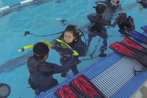 students practicing scuba at Alpine hills